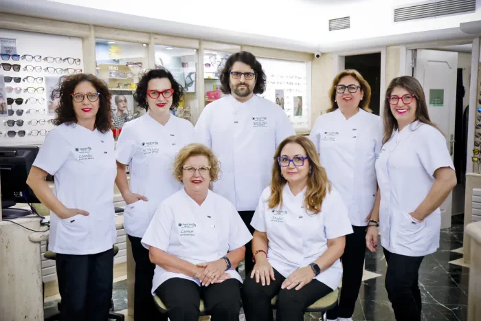 El equipo de Ópticas Fausto en su tienda de Torre del Mar