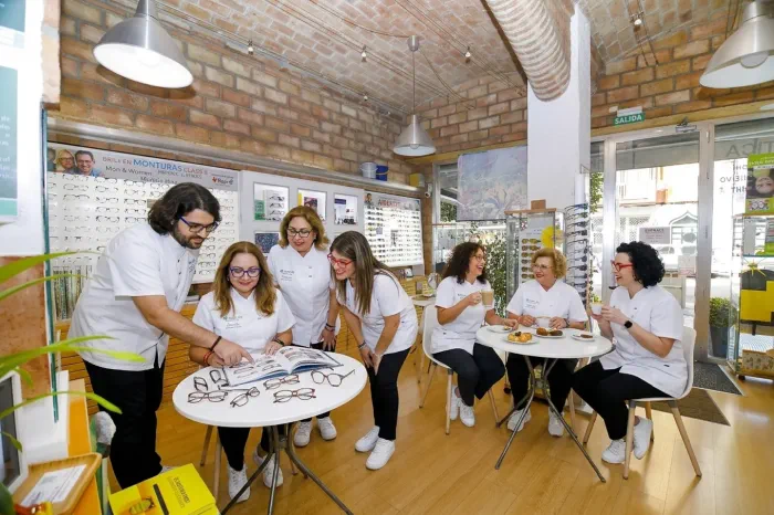 Equipo completo de Ópticas Fausto en el centro Duque de Torre del Mar