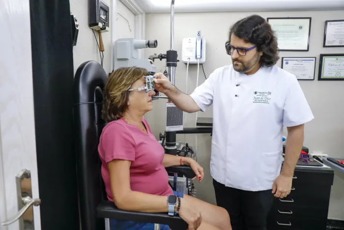 Juan de Dios, óptico-optometrista de Ópticas Fausto, realizando un examen refractivo con foróptero