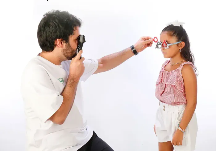 Revisión visual infantil en Ópticas Fausto, prueba con lentes de prueba adaptada a la edad del niño