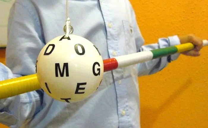 Ejercicio de terapia visual con bola de Marsden en Ópticas Fausto
