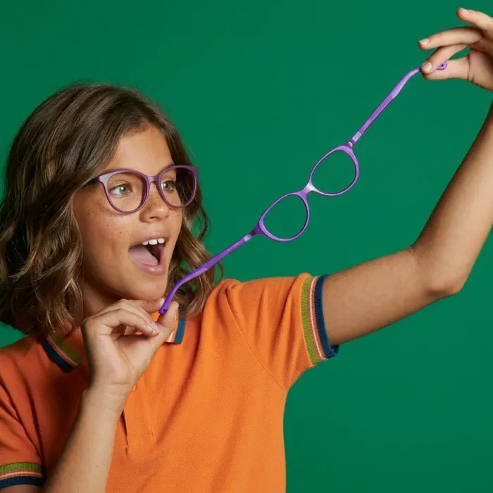 Niña demostrando la flexibilidad de una montura infantil de Ópticas Fausto