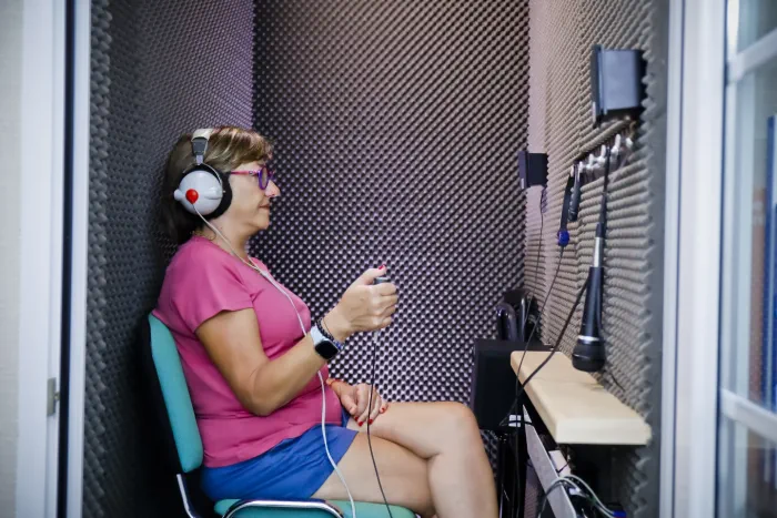 Paciente realizando una audiometría en la cabina insonorizada de Ópticas Fausto