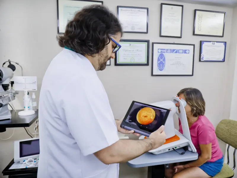 Estudio de control de miopía con topógrafo corneal en Ópticas Fausto