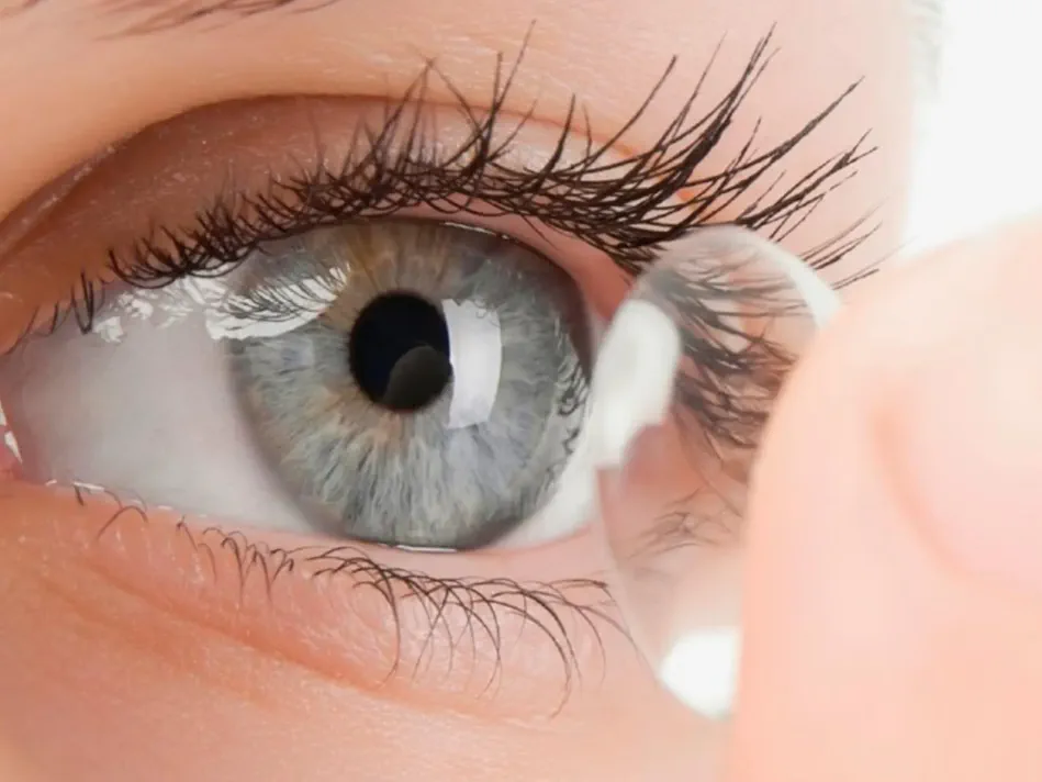 Adaptación de lentes de contacto en Ópticas Fausto